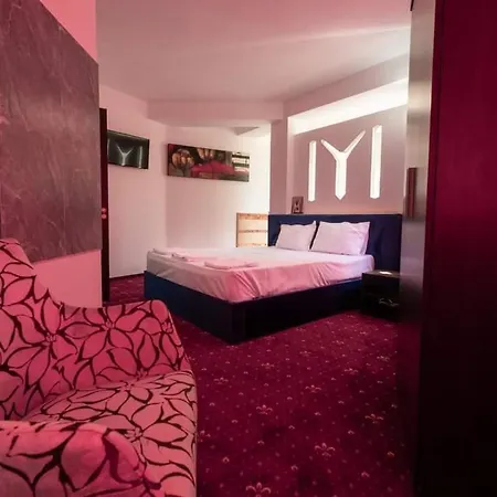 D Amy Penzion Costineşti